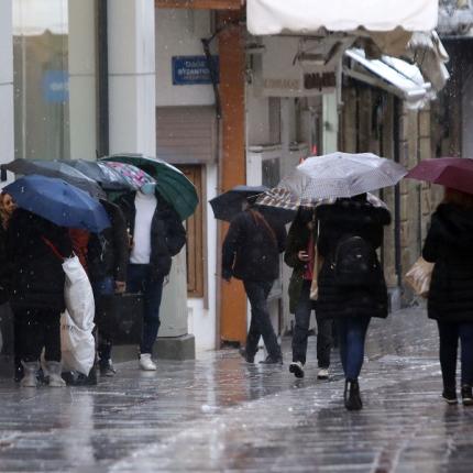 Με τις ομπρέλες ανά χείρας "ξεχύθηκαν" στην αγορά
