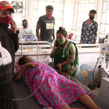 Σαρώνει ο ιός στην Ινδία