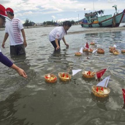 Ινδονησία: Προσευχές για τους νεκρούς 10 χρόνια μετά το τσουνάμι 