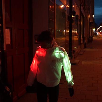 Ένα μπουφάν που ... αλλάζει χρώματα! (βίντεο)