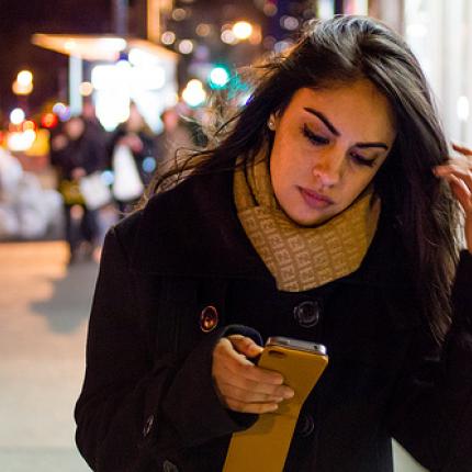 Χρήστες του iPhone 6 παραπονιούνται πως τους ξεριζώνει... τα μαλλιά!