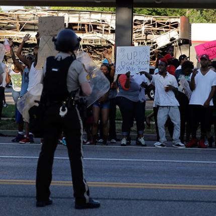ΗΠΑ: Οργή προκάλεσε η είδηση ότι ο αστυνομικός που σκότωσε 18χρονο δεν θα παραπεμφθεί σε δίκη