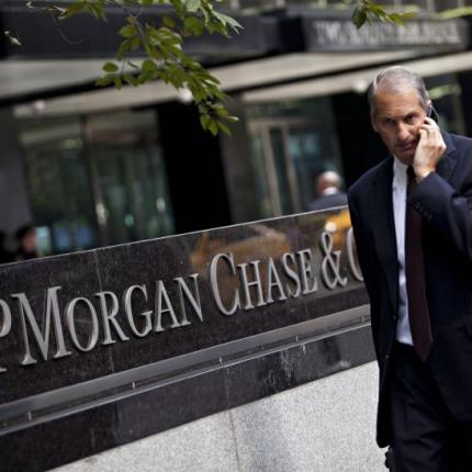  JPMorgan-άνδρας-κινητό.jpg