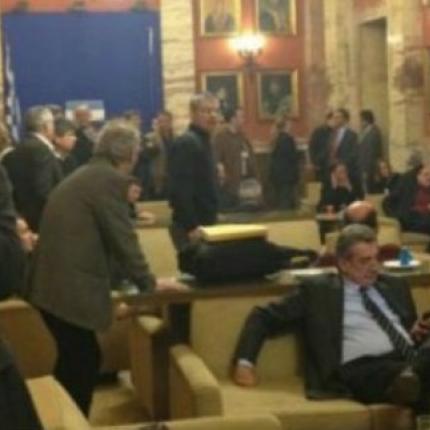 Απολύσεις.. η απάντηση του καφενείου της Βουλής στο "μαχαίρι" για τους καφέδες 