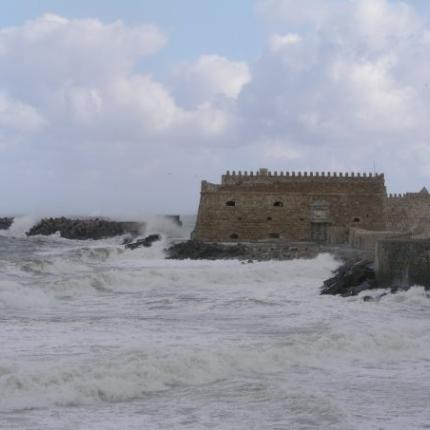Θυελλώδεις άνεμοι σαρώνουν την Κρήτη - Έκτακτο δελτίο από την ΕΜΥ