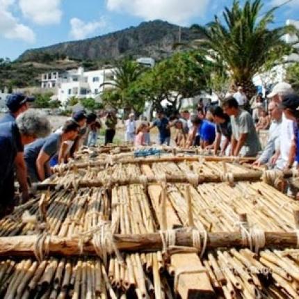 Ταξιδεύουν από τα Κύθηρα στην Κρήτη με σχεδία από καλάμια (βίντεο)