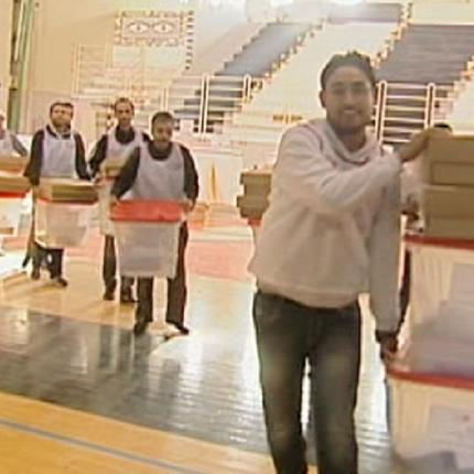 Οι Τυνήσιοι καλούνται στις κάλπες για να εκλέξουν για πρώτη φορά ελεύθερα τον πρόεδρό τους