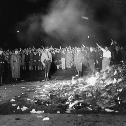 Έκαψαν ξενόγλωσσα βιβλία στα Χανιά