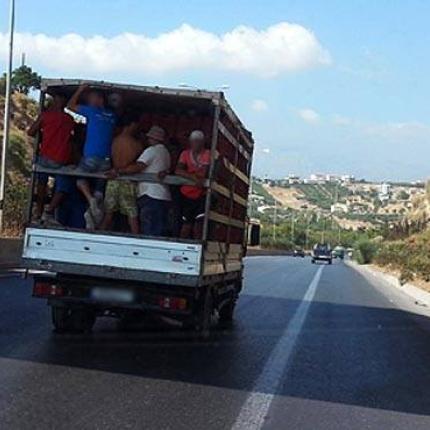 &#039;Αλλος με την καρότσα μας... Τραγελαφικές εικόνες πάνω στην εθνική οδό της Κρήτης