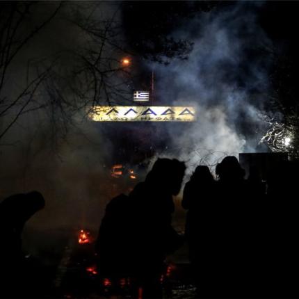 Μαζική προσπάθεια να σπάσουν το μπλόκο στις Καστανιές έκαναν οι μετανάστες