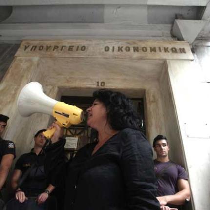 Νέα κατάληψη στο ΥΠΟΙΚ από τις καθαρίστριες