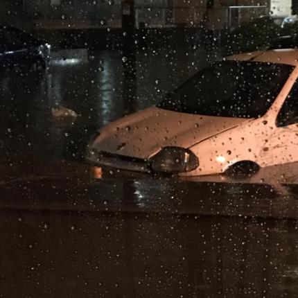 Το ΙΧ λίγο έλειψε να καλυφθεί από το νερό