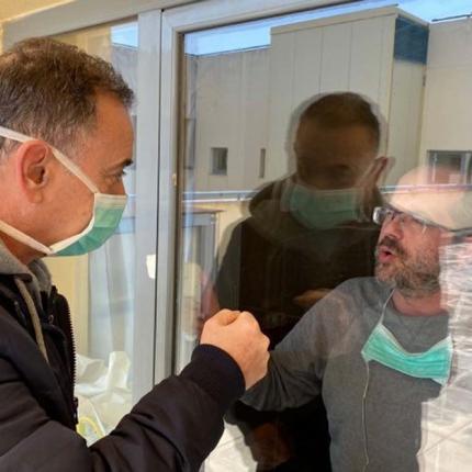  συγκινητικό στιγμιότυπο μέσα από την ειδική μονάδα περίθαλψης του Πανεπιστημιακού.