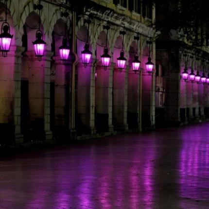 Στα μωβ ντύθηκαν και οι «φανέστρες» στην Κέρκυρα