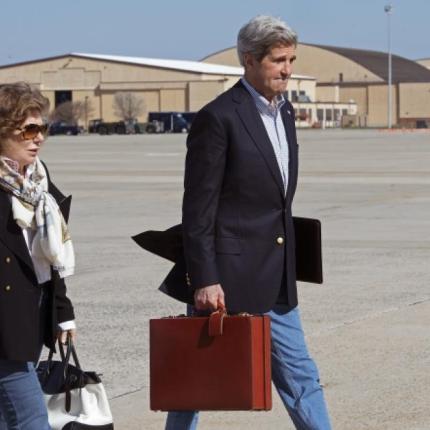 Σε τροχαίο ενεπλάκη η αυτοκινητοπομπή που μετέφερε τον Τζον Κέρι 