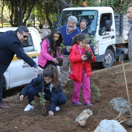 Οι μαθητές δημιούργησαν το δικό τους Βοτανικό Κήπο στο πάρκο Γεωργιάδη! (φωτο)