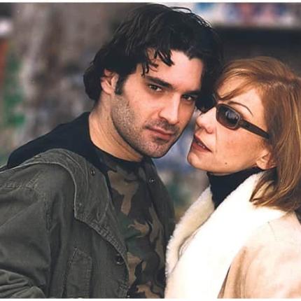 kleise-ta-matia-afierwma-tvseries-mikrofwno.jpg