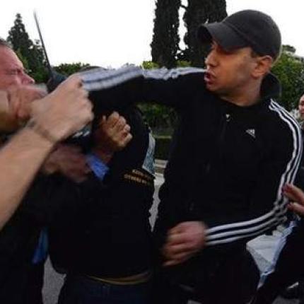 κουμουτσακος,επίθεση