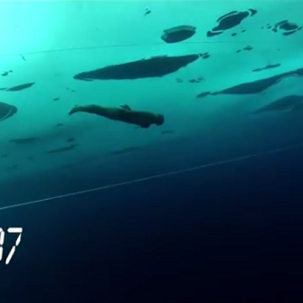 Κολύμπησε 76 μέτρα κάτω από τον πάγο με μία ανάσα (βίντεο)