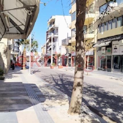 Κλειστά τα καταστήματα - Άδειοι οι δρόμοι