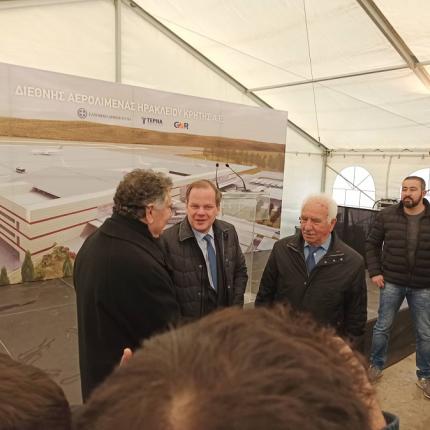 Ο Υπουργός Μεταφορών Κώστας Καραμανλής με τον Δήμαρχο Μινώα Πεδιάδας, Μανώλη Φραγκάκη (αριστερά)