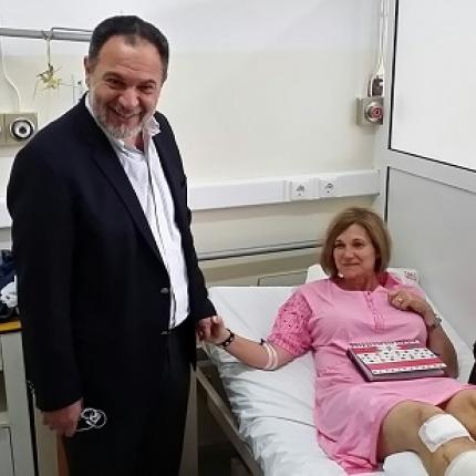 Τους τραυματίες από τα βαρελότα της Σαντορίνης επισκέφθηκε ο Δήμαρχος Ηρακλείου