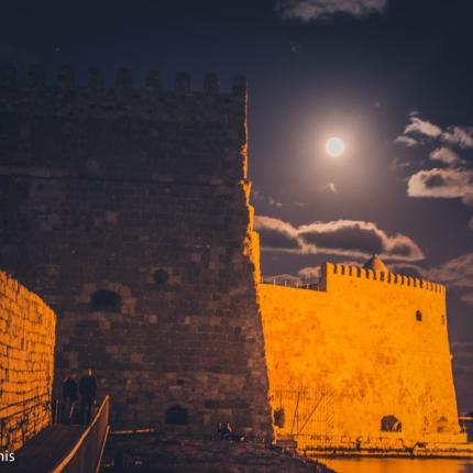 Απίστευτο στιγμιότυπο με την Πανσέληνο να φωτίζει τον Κούλε