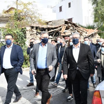 Αυτοψία του κ Κουτσούμπα με τη συνοδεία του δημάρχου Μινώα Πεδιάδος