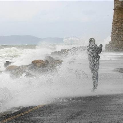 Μεγάλα προβλήματα άφησαν πίσω τους τα χθεσινά έντονα καιρικά φαινόμενα