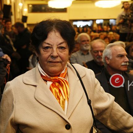 Η κρητικιά υφάντρα που φώναζε για τους κλέφτες και χάρισε το μαντήλι στον Τσίπρα (βίντεο)