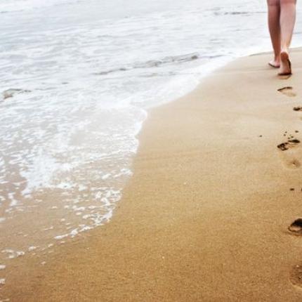 Τα οφέλη που έχει να περπατάς ξυπόλητη στην άμμο