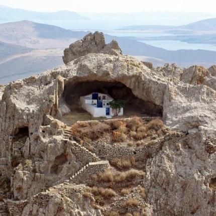 Η πιο περίεργη εκκλησία του κόσμου βρίσκεται στην Ελλάδα.jpg