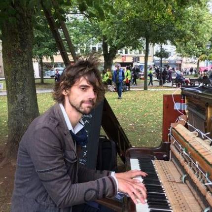 luke-howard-is-playing-piano-on-college-green-to-try-and-win-back-his-ex-girlfriend.jpg