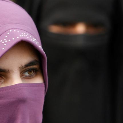 Απαγορεύτηκε η ισλαμική μαντίλα στη Γαλλία