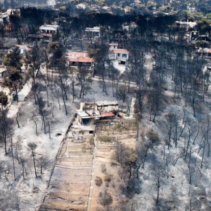 Αποκαρδιωτικές εικόνες της καταστροφής από ψηλά