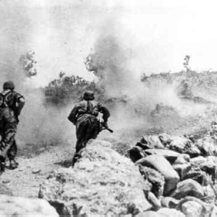 Γερμανοί αλεξιπτωτιστές κατά την διάρκεια επίθεσης.