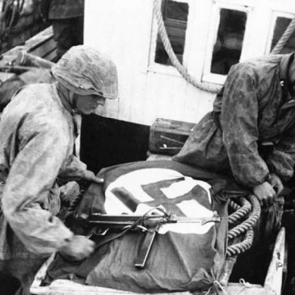 Οι Γερμανοί επιχείρησαν να μεταφέρουν στρατεύματα με καϊκια στην Κρήτη που αποδεκατίστηκαν από τον βρετανικό στόλο.