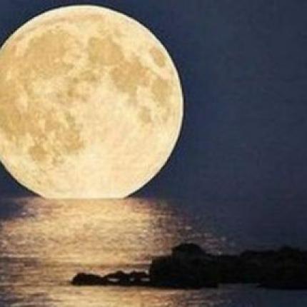 Έχει πανσέληνο απόψε...Το φεγγάρι λούζει με λαμπρό φως το Ηράκλειο