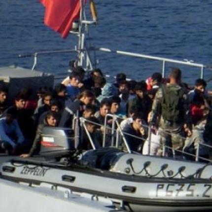 Εκατοντάδες μετανάστες επιχείρησαν να καταλάβουν νταλίκες στο λιμάνι του Καλέ