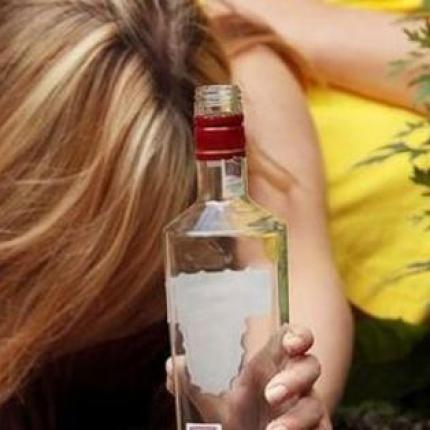 Ηράκλειο: Φώναζε στους περαστικούς και σήκωνε τη μπλούζα της 