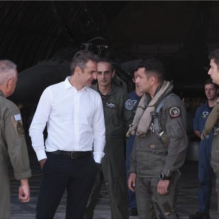 Ο Μητσοτάκης στην επίσκεψή του στη Σούδα