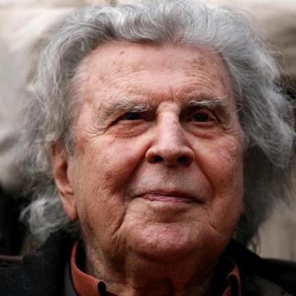 Στο νοσοκομείο για εξετάσεις ο Μίκης Θεοδωράκης