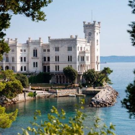 το κάστρο του Μιραμάρε.jpg