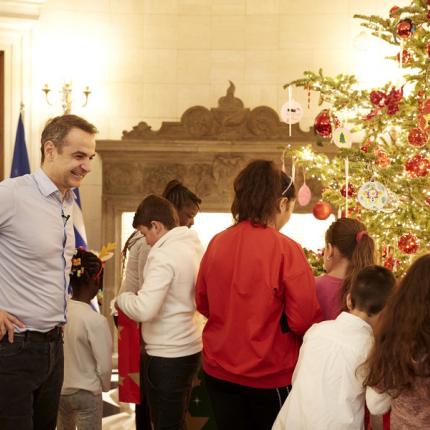 mitsotakis-gelaei.jpg