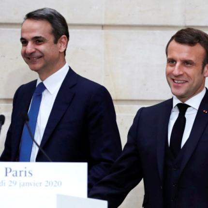 mitsotakis-macron-parisi-30012020-ap.jpg