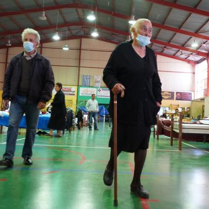 Οι σεισμόπληκτοι συμπολίτες μας προσπαθούν να συνηθίσουν τη νέα πραγματικότητα. Από τη μια στιγμή στην άλλη βρέθηκαν χωρίς στέγη και περιουσία.