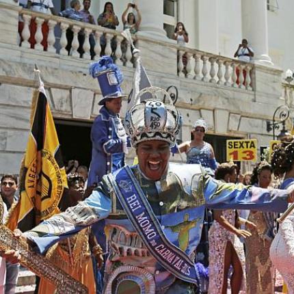 Ο «βασιλιάς» Μόμο κήρυξε την έναρξη του καρναβαλιού στο Ρίο (βίντεο)