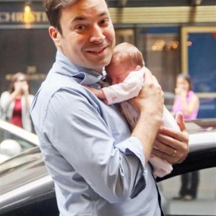 Επίσημη πρώτη της νεογέννητης κόρης του Jimmy Fallon (photo)