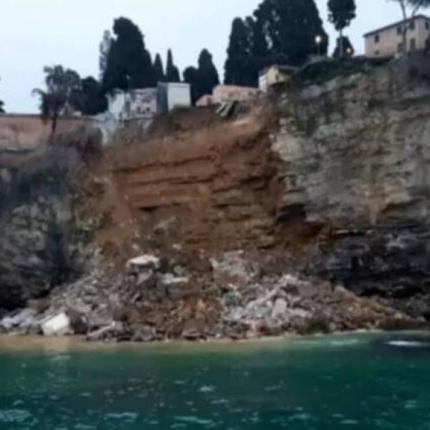 Ιταλία: Εκατοντάδες φέρετρα στη θάλασσα μετά από κατάρρευση νεκροταφείου