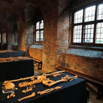 Χώρο ταφής των χιλιάδων θυμάτων της πανούκλας πριν 660 χρόνια ανακάλυψαν στην Αγγλία